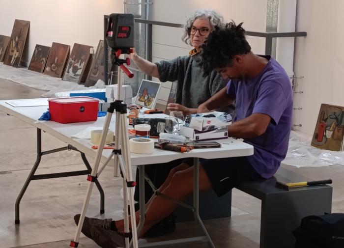 Montaje - Ariel Alarcón junto a Elena O'Neill curadora de la muestra